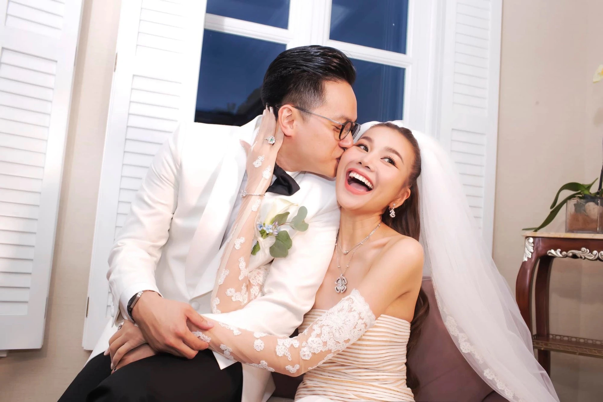 Nàng dâu mới Thanh Hằng lộ diện sau đám cưới với biểu cảm gây chú ý-2