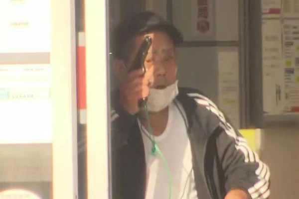 Vụ bắt con tin Nhật Bản: Nghi phạm là ông già 86 tuổi mất 2 ngón tay-2