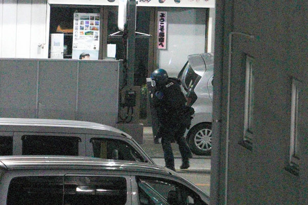 Vụ bắt con tin Nhật Bản: Nghi phạm là ông già 86 tuổi mất 2 ngón tay-3