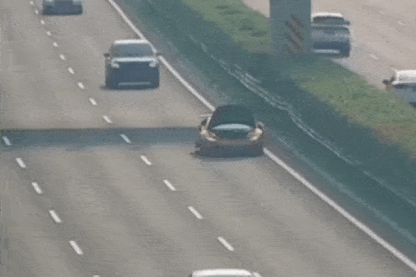 Siêu xe Lamborghini Huracan bị đâm nát khi gặp sự cố trên cao tốc