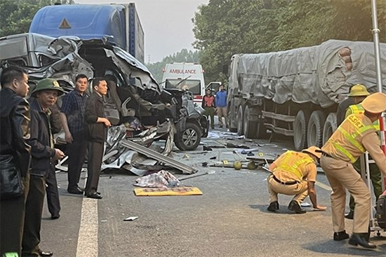 Tai nạn liên hoàn 5 người chết ở Lạng Sơn: Điều bất thường trong xe 16 chỗ