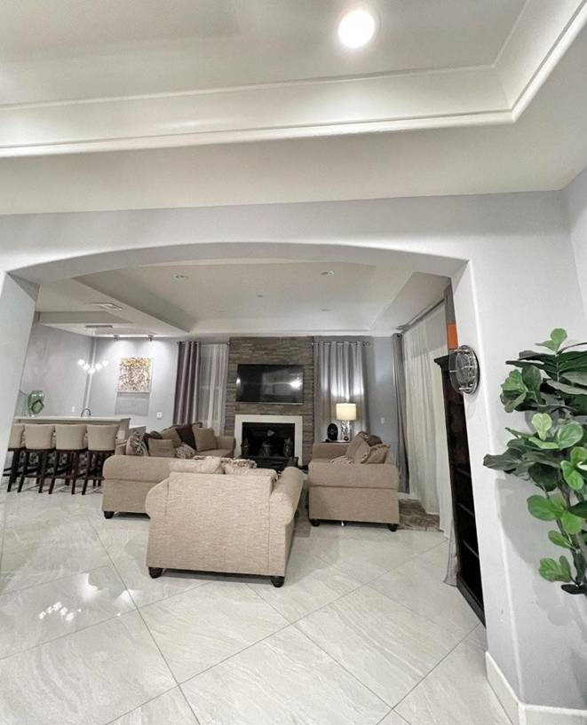 Lệ Quyên flex với Diva Mỹ Linh mỗi nơi có 1 căn nhà: Cận cảnh biệt thự 600m2 nguy nga, có cả nhà ở Mỹ-21