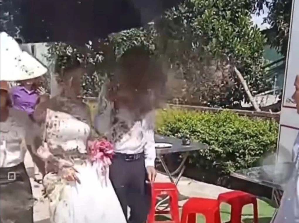 Vụ tạt chất bẩn vào cô dâu, chú rể: Người yêu cũ bị xử phạt 3,5 triệu đồng-1