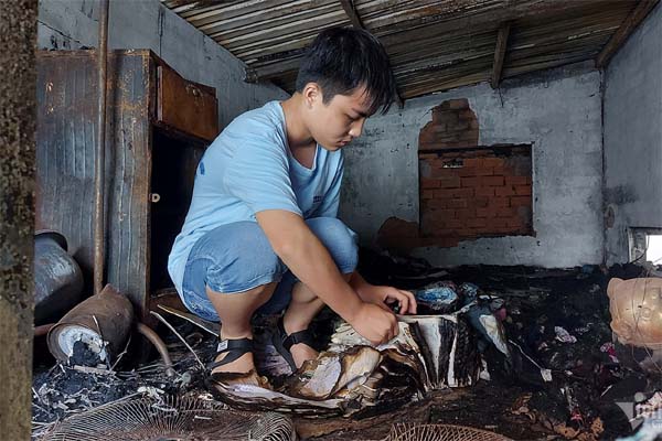 Xe Mercedes chở 6 người đâm vào bùng binh rồi bốc cháy dữ dội-2