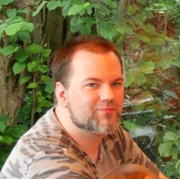 Bé gái bị nhốt dưới tầng hầm đến chết, bố mẹ bị bắt-1