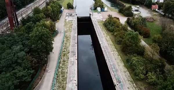 Bé gái bị nhốt dưới tầng hầm đến chết, bố mẹ bị bắt-3