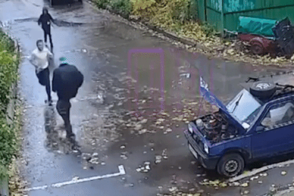 Clip: Đôi nam nữ chặn xe ô tô, đòi tài xế trả lại điện thoại để quên-1