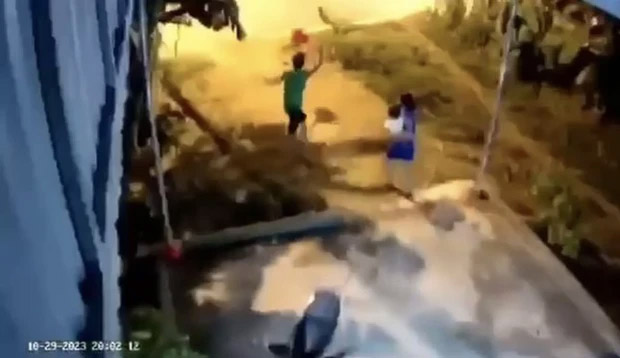 Bé gái 3 tuổi bị bố đạp ngã, túm chân quăng ra xa ở Thanh Hóa-2