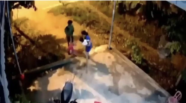 Bé gái 3 tuổi bị bố đạp ngã, túm chân quăng ra xa ở Thanh Hóa-1