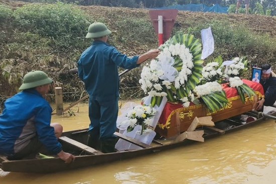 Dùng thuyền vượt nước chở thi hài nam sinh bị lũ cuốn đi an táng