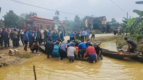 Dùng thuyền vượt nước chở thi hài nam sinh bị lũ cuốn đi an táng-1