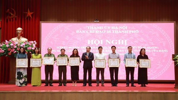 Hà Nội trao giải Cuộc thi chính luận về bảo vệ nền tảng tư tưởng của Đảng lần thứ ba cho 41 tác phẩm-3