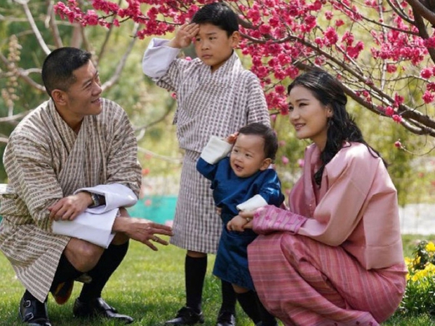Hoàng hậu vạn người mê của Bhutan lộ diện sau khi hạ sinh công chúa, nhan sắc hiện tại khiến ai cũng bất ngờ-2