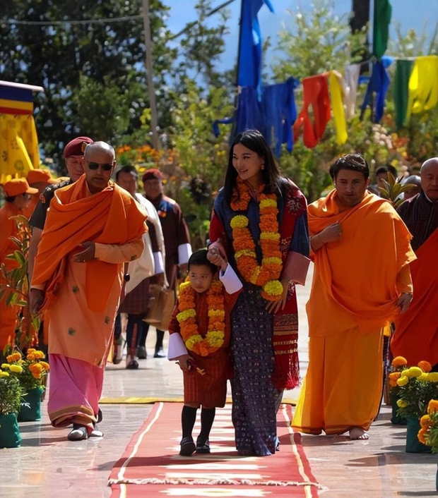 Hoàng hậu vạn người mê của Bhutan lộ diện sau khi hạ sinh công chúa, nhan sắc hiện tại khiến ai cũng bất ngờ-3