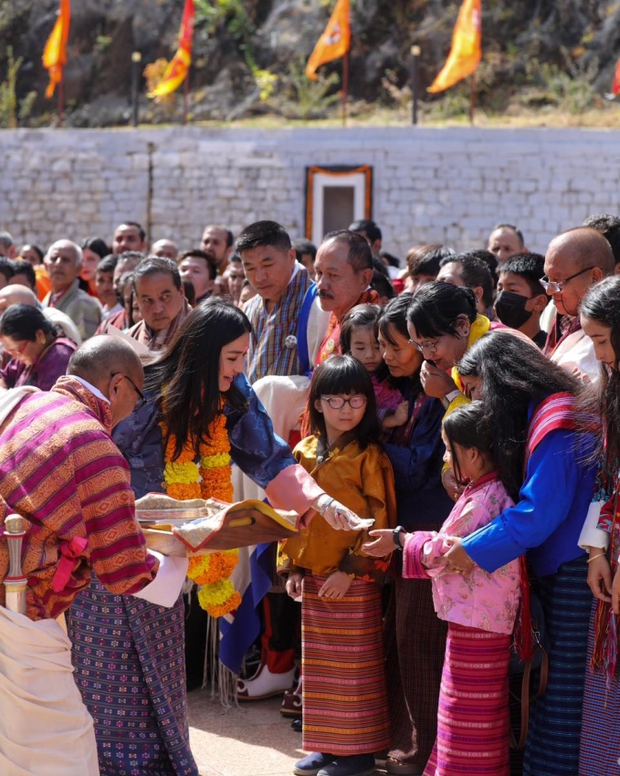 Hoàng hậu vạn người mê của Bhutan lộ diện sau khi hạ sinh công chúa, nhan sắc hiện tại khiến ai cũng bất ngờ-5