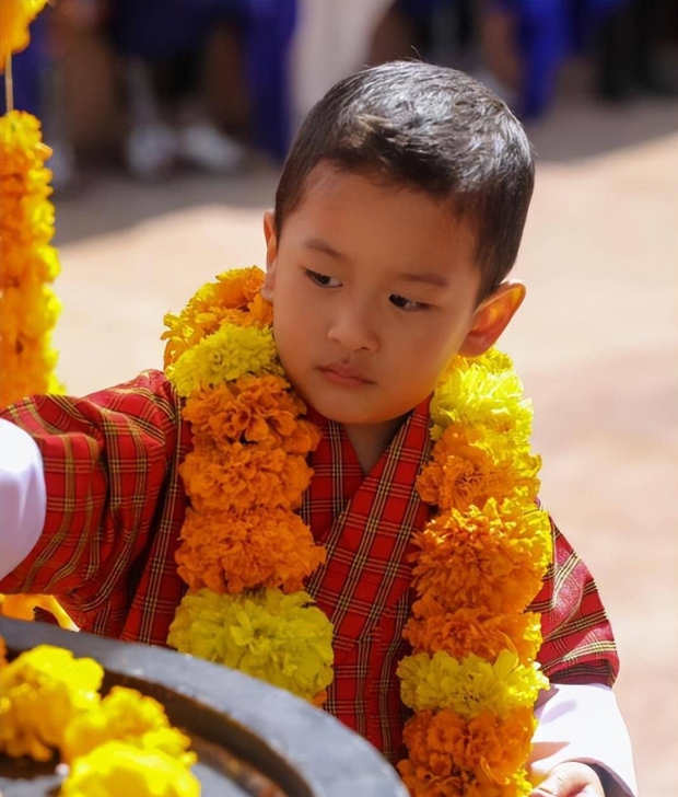 Hoàng hậu vạn người mê của Bhutan lộ diện sau khi hạ sinh công chúa, nhan sắc hiện tại khiến ai cũng bất ngờ-7