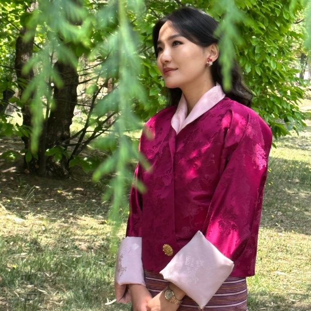 Hoàng hậu vạn người mê của Bhutan lộ diện sau khi hạ sinh công chúa, nhan sắc hiện tại khiến ai cũng bất ngờ-8