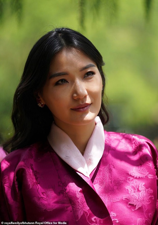 Hoàng hậu vạn người mê của Bhutan lộ diện sau khi hạ sinh công chúa, nhan sắc hiện tại khiến ai cũng bất ngờ-9