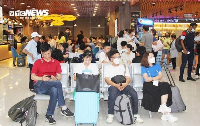 Hơn chục triệu đồng một vé máy bay Tết 2024, người dân đau đầu lo chuyện về quê-1