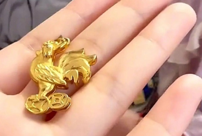 Con gái đi học về mang theo một mặt dây chuyền bằng vàng, mẹ vội truy nguồn gốc và cái kết gây choáng váng-1