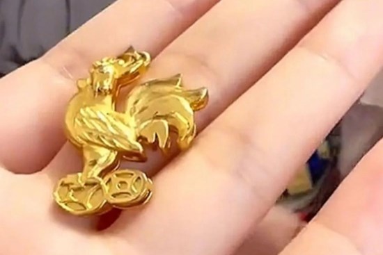 Con gái đi học về mang theo một mặt dây chuyền bằng vàng, mẹ vội truy nguồn gốc và cái kết gây choáng váng