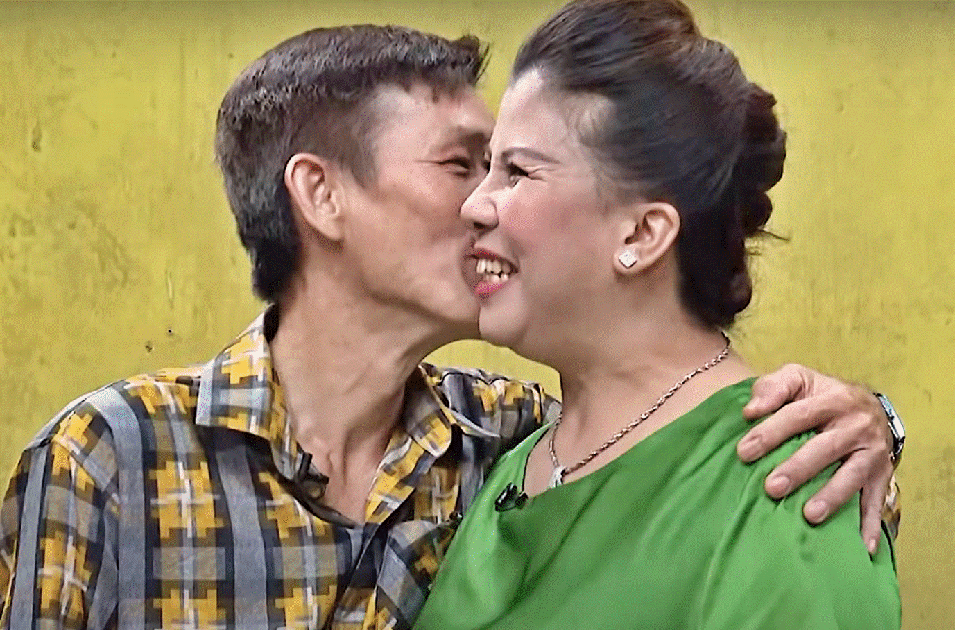 Vợ U60 gửi thư lãng mạn, chồng hạnh phúc tặng nụ hôn nồng ấm-3