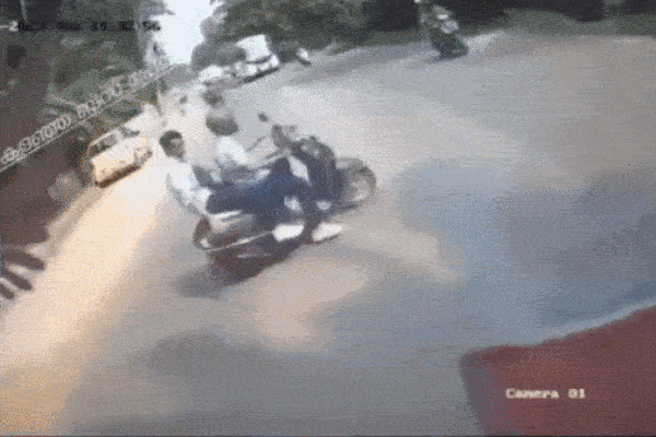 Clip: Đột ngột lao sang đường, 2 người đi xe máy bị xe buýt tông văng