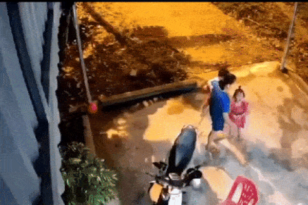 Người bố bạo hành, cầm chân con gái 3 tuổi quăng ra xa bị khởi tố-2