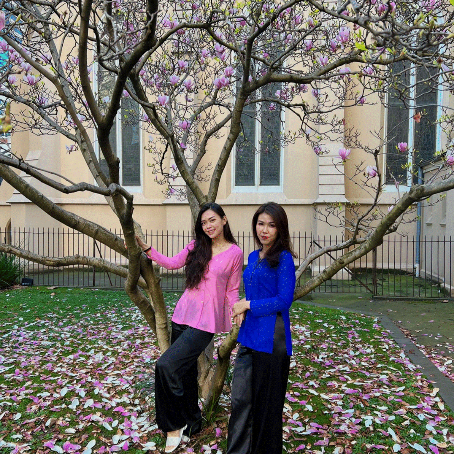 Hai cô gái Việt mặc áo bà ba đi giữa trời Tây khiến ai cũng phải ngoái nhìn-4