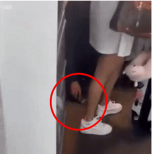 Mặc váy ngắn lên máy bay, nữ hành khách hoảng hồn khi chứng kiến video ghi lại hành động của nam tiếp viên hàng không-2