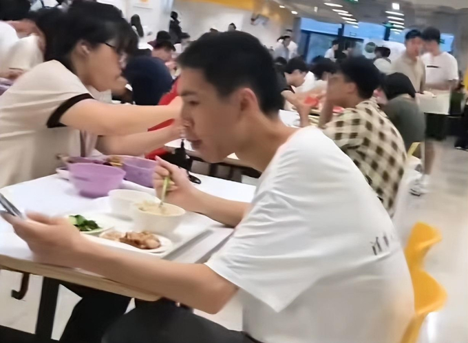 Ảnh chụp một sinh viên Thanh Hoa trong canteen bị lan truyền, netizen cảm thán sự khác nhau giữa học bá” và người thường-1