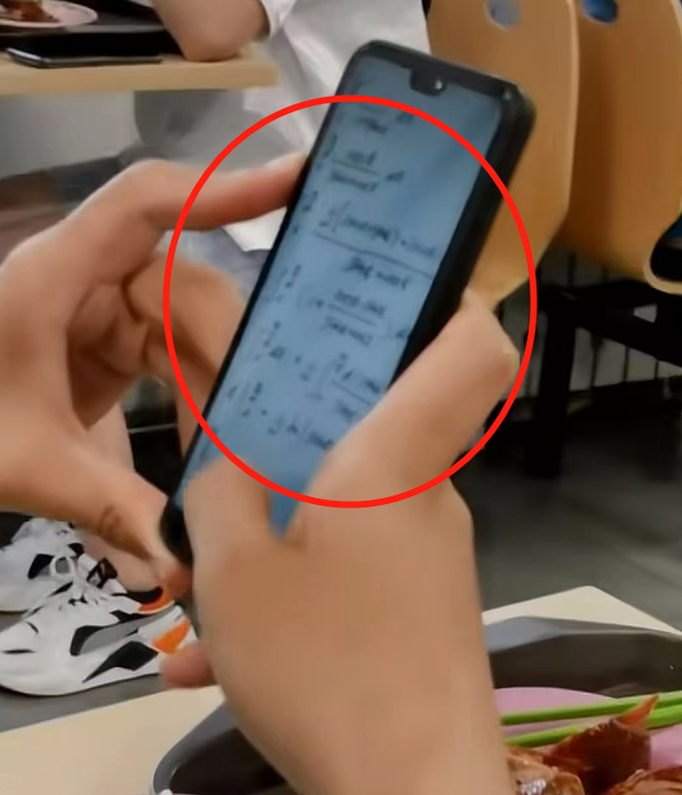 Ảnh chụp một sinh viên Thanh Hoa trong canteen bị lan truyền, netizen cảm thán sự khác nhau giữa học bá” và người thường-2