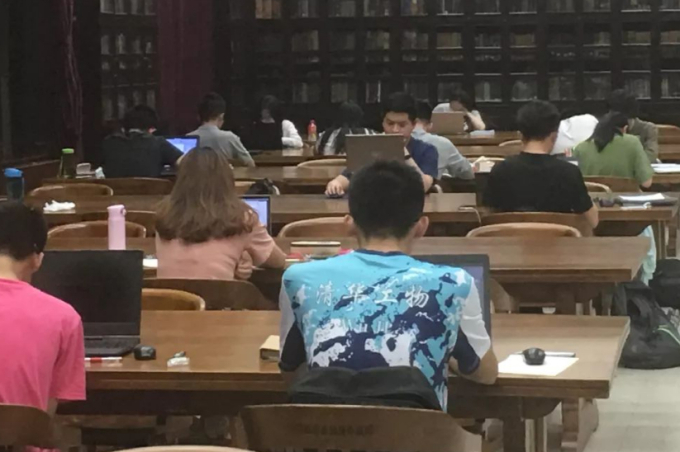Ảnh chụp một sinh viên Thanh Hoa trong canteen bị lan truyền, netizen cảm thán sự khác nhau giữa học bá” và người thường-3