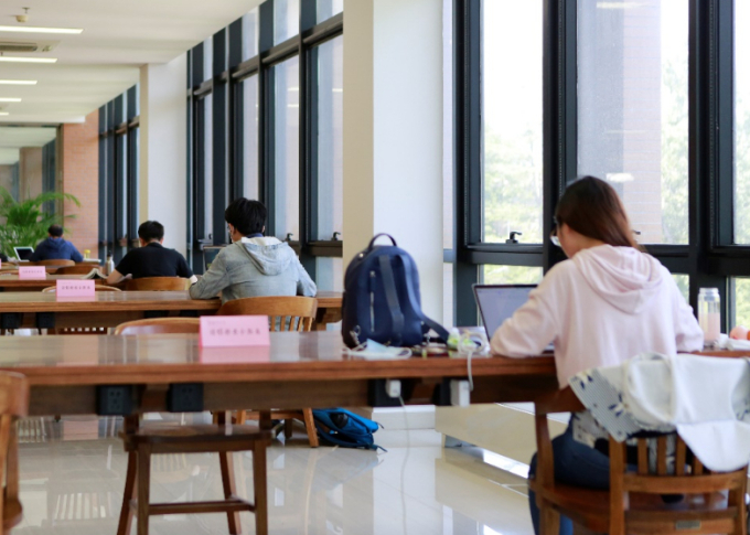 Ảnh chụp một sinh viên Thanh Hoa trong canteen bị lan truyền, netizen cảm thán sự khác nhau giữa học bá” và người thường-4