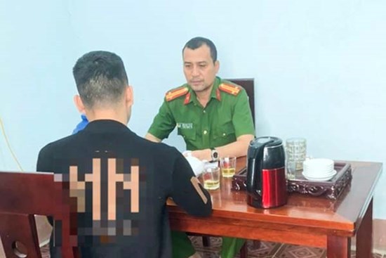 Công an kiên trì thuyết phục nam thanh niên bị kẻ lừa đảo thao túng tâm lý