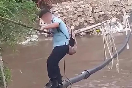 Thót tim cảnh 70 học sinh đi cầu dây vượt sông đầy cá sấu để tới trường