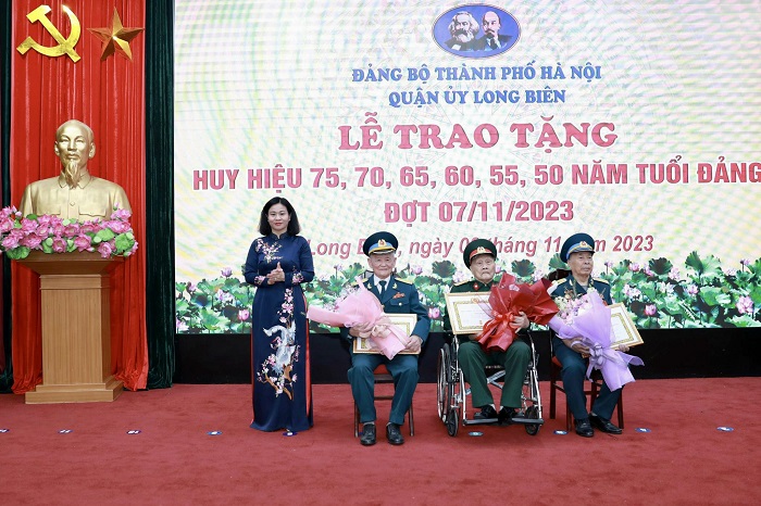 Phó Bí thư Thường trực Thành ủy Nguyễn Thị Tuyến trao Huy hiệu 80 năm tuổi Đảng cho đảng viên lão thành quận Long Biên-2