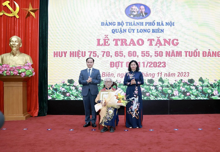Phó Bí thư Thường trực Thành ủy Nguyễn Thị Tuyến trao Huy hiệu 80 năm tuổi Đảng cho đảng viên lão thành quận Long Biên-3