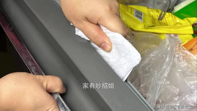 Bộ phận ngay cửa tủ lạnh nhưng ít ai để ý: Hỏng hóc vừa mất vệ sinh, vừa gây tốn điện-5