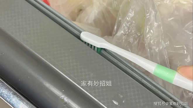 Bộ phận ngay cửa tủ lạnh nhưng ít ai để ý: Hỏng hóc vừa mất vệ sinh, vừa gây tốn điện-6