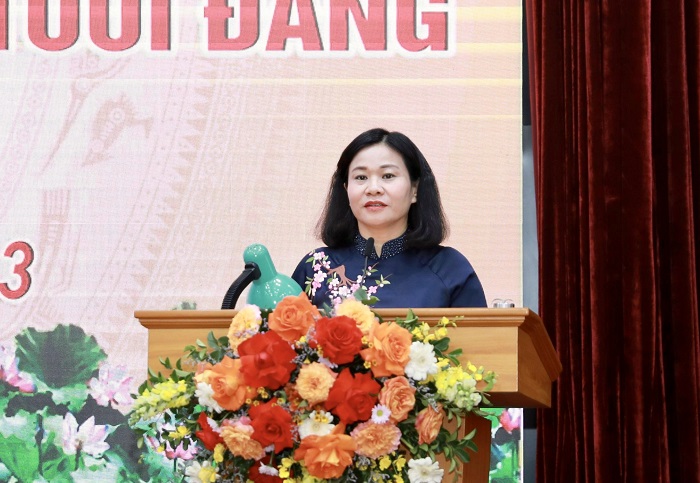 Phó Bí thư Thường trực Thành ủy Nguyễn Thị Tuyến trao Huy hiệu 80 năm tuổi Đảng cho đảng viên lão thành quận Long Biên-4