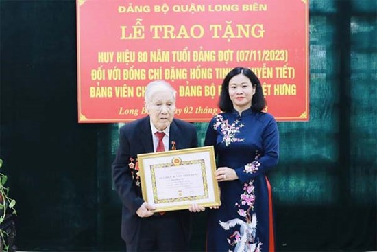 Phó Bí thư Thường trực Thành ủy Nguyễn Thị Tuyến trao Huy hiệu 80 năm tuổi Đảng cho đảng viên lão thành quận Long Biên
