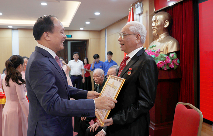 Chủ tịch HĐND Thành phố Nguyễn Ngọc Tuấn trao Huy hiệu Đảng tại quận Đống Đa-4