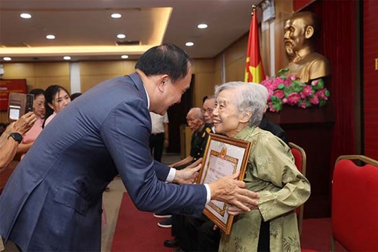 Chủ tịch HĐND Thành phố Nguyễn Ngọc Tuấn trao Huy hiệu Đảng tại quận Đống Đa