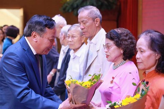 Phó Bí thư Thành ủy Hà Nội Nguyễn Văn Phong trao Huy hiệu Đảng tại quận Thanh Xuân
