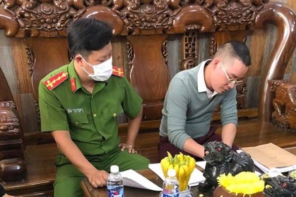 Tạm giữ hình sự nữ cán bộ văn phòng đất đai biến 6 sổ đỏ của dân thành tên mình-2