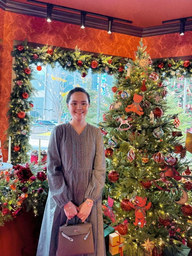 Vợ Duy Mạnh - ái nữ cựu chủ tịch CLB Sài Gòn vi vu Hàn Quốc không quên mua quà đặc biệt cho con gái rượu-2