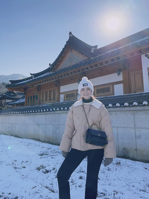 Vợ Duy Mạnh - ái nữ cựu chủ tịch CLB Sài Gòn vi vu Hàn Quốc không quên mua quà đặc biệt cho con gái rượu-3