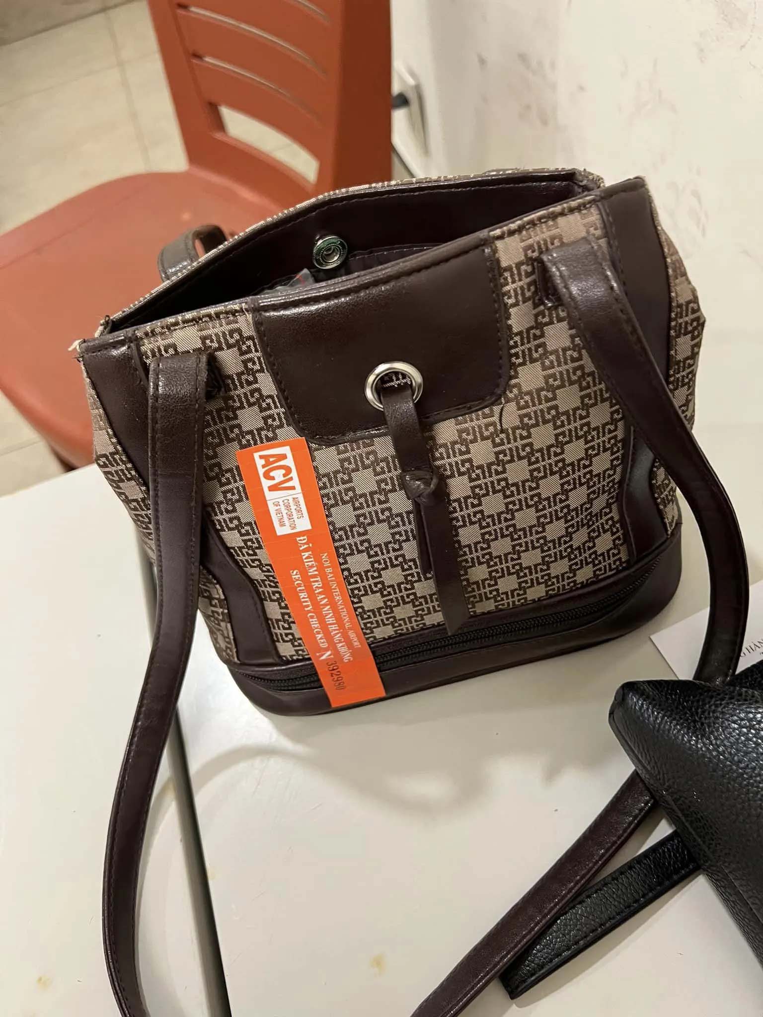 Người phụ nữ đau tim khi để quên chiếc túi quan trọng tại sân bay-1