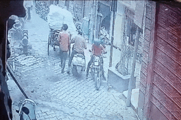 Clip: Ban công bất ngờ đổ sập, đè trúng người đàn ông đi xe máy